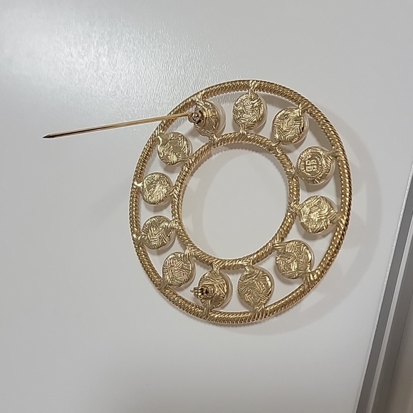 Authentic Excellent Condition Givenchy Pearl Gold Tone Pin Brooch Paris New York - Picture 7 of 9